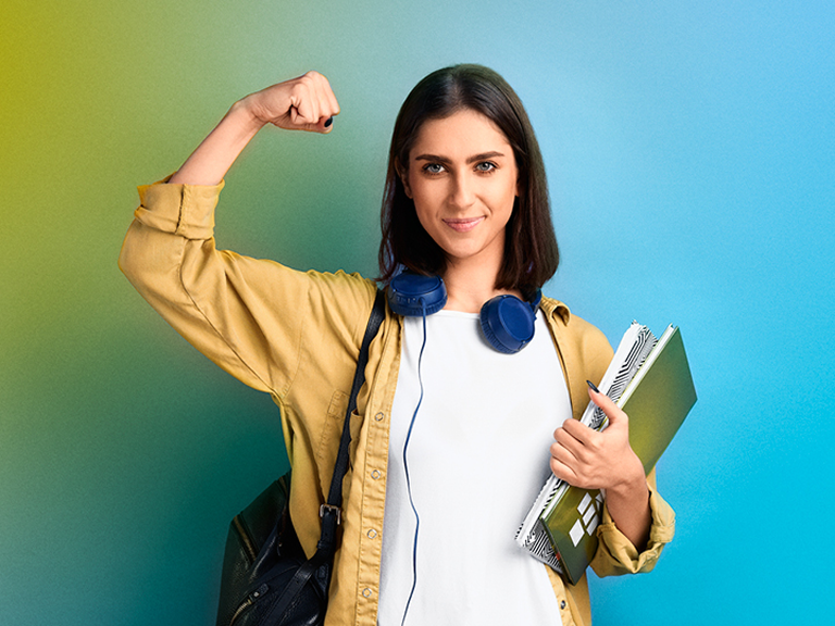 Mladá žena so slúchadlami na krku a zošitmi v ruke zdvíha ruku v geste sebavedomia – vizuál projektu Digitálny štart.